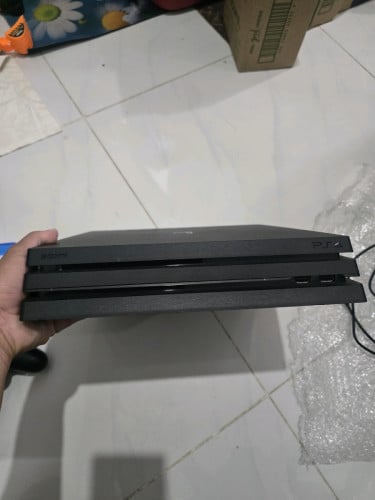 PS4 pro  no JB នៅស្អាតមានដៃ២