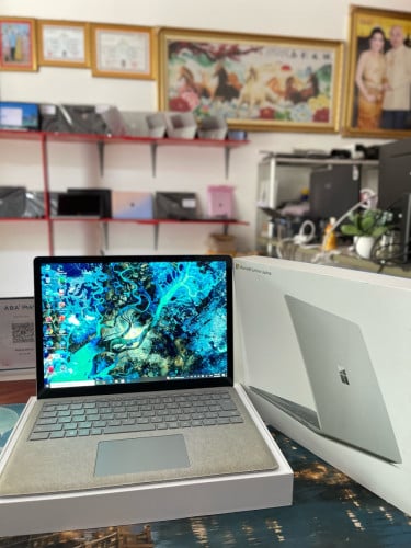 Surface laptop, Touchscreen