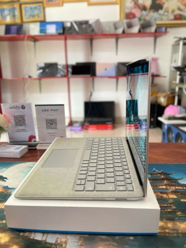 Surface laptop, Touchscreen