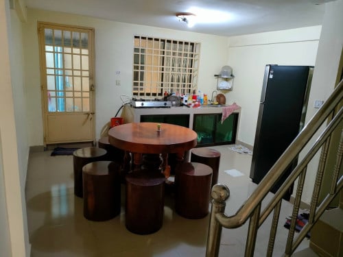 ផ្ទះល្វែង(បីជាន់) ជិតផ្សារ និងវត្តទួលសង្កែ (ប្លឹងរឹង)