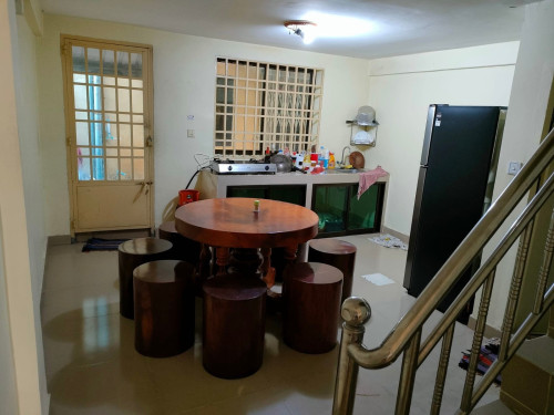 ផ្ទះល្វែង(បីជាន់) ជិតផ្សារ និងវត្តទួលសង្កែ (ប្លឹងរឹង)