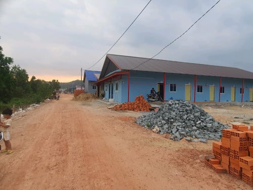 ដីលក់ ទល់មុខរោងចក្រ ចេជាង