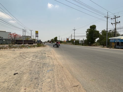 លក់ដីបន្ទាន់ នៅជិតរង្វង់មូលគួរស្រូវ 1,000 ម៉ែត្រផ្លូវជាតិលេខ 2