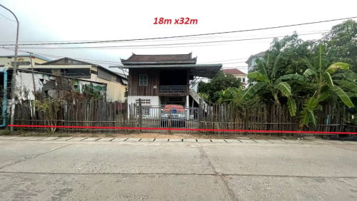 លក់ដីនិងផ្ទះទំហំ18m x32m តំលៃ ១០ម៉ឺនដុល្លារ នៅកណ្តាលក្រុងស្ទឹងសែន