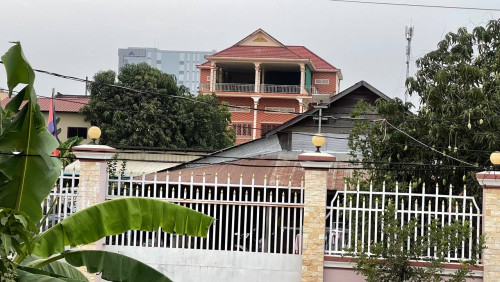 លក់ដីនិងផ្ទះទំហំ18m x32m តំលៃ ១០ម៉ឺនដុល្លារ នៅកណ្តាលក្រុងស្ទឹងសែន