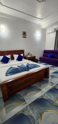 ផ្ទះសំណាក់ជួល មាន33បន្ទប់ 3ជាន់​ | ផ្លូវជាតិលេខ3 ជិតផ្សារដើមរកា បង្គោលគីឡូ37 ខេត្តកំពង់ស្ពី