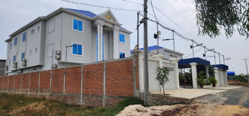 ផ្ទះសំណាក់ជួល មាន33បន្ទប់ 3ជាន់​ | ផ្លូវជាតិលេខ3 ជិតផ្សារដើមរកា បង្គោលគីឡូ37 ខេត្តកំពង់ស្ពី