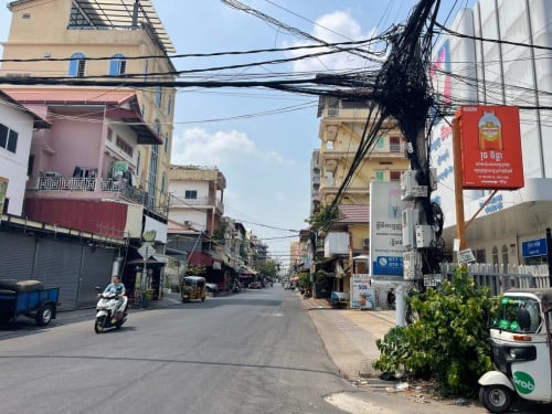 ផ្ទះអាជីវកម្មកែងសម្រាប់ជួលនៅទឹកល្អក់ទី ៣ / Corner Shop for Rent at  Tuek L'ak Ti Bei