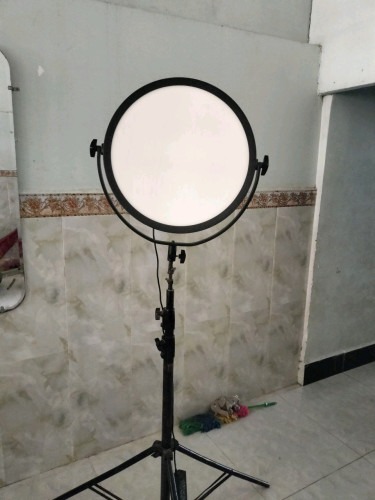 អំពូលស្ទីឌីយ៉ូថតរូប នឹង live video