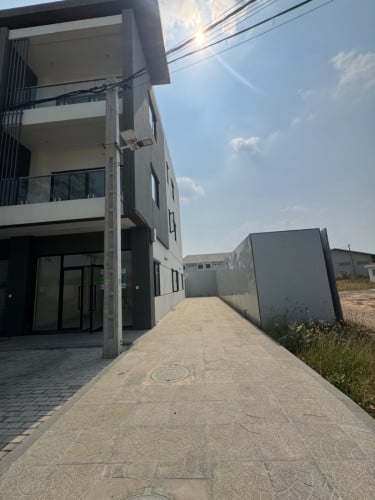 ផ្ទះ Shophouse ជួល ជាប់បុរីប៉េងហួត50m ជិតប្រលានថ្មី ជិត AEON Mall 3