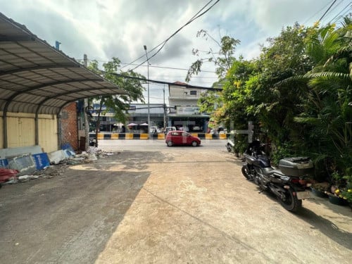ផ្ទះអាជីវកម្មសម្រាប់ជួលនៅជិតផ្សារទំនប់ / Shophouse for Rent Tuol Kork