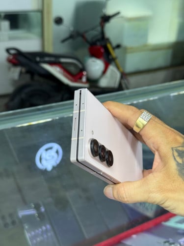 Samsung Fold 6 Pink ក្រុមហ៊ុន សុីម២ , Ram12GB HD256GB Phone Condition 90% , ខូចអេក្រង់ក្នុង