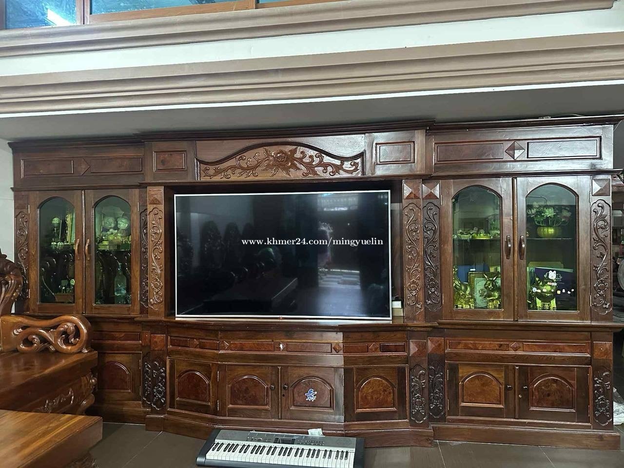 ទូទូរទស្សន៍ធំ ឈេីនាងនួន