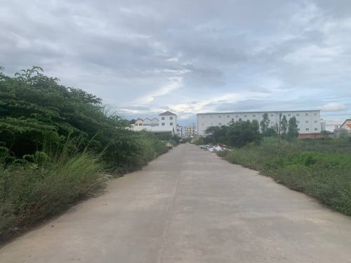 ដីសម្រាប់លក់បន្ទាន់ខ្លាំង ក្រោយបុរីឃាមបញ្ញា (ផ្លូវរថភ្លើង)