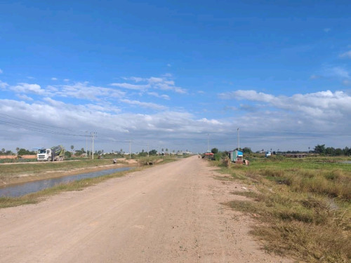 ដីលក់ជាប់ប្រឡាយ៥០ម ព្រៃស