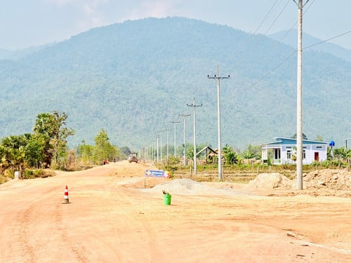 ដីលក់ជាប់ផ្លូវទៅថ្មក្រាល(កំពុងចាក់កៅស៊ូ)