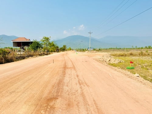 ដីលក់ជាប់ផ្លូវទៅថ្មក្រាល(កំពុងចាក់កៅស៊ូ)