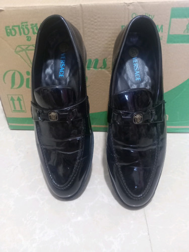 ស្បែកជេីងលក់ 12$ លេខ Telegram 093337190