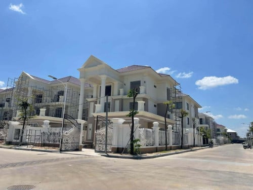 វីឡាព្រីកែងសួនសម្រាប់លក់/ Prince villa sale (Eco poli)