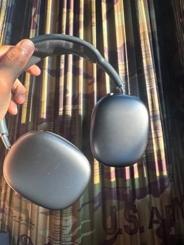 AirPods Max Lightning