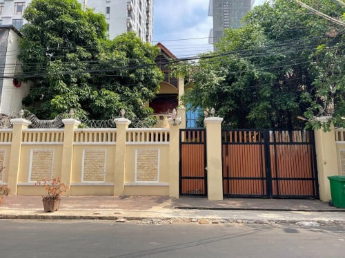 COMMERCIAL VILLA FOR RENT IN BKK1 (Living & Office)