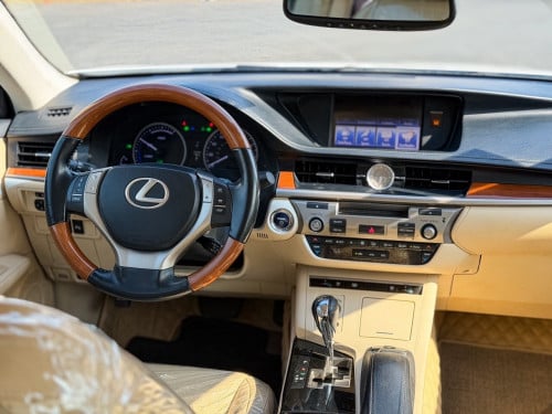 Lexus Es300h full premium ក្រដាស់ពន្ធ 🥇