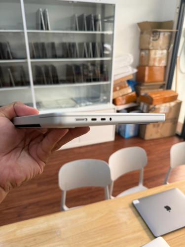 MacBook Pro 2024 14” M4 16G/512G Battery 100%