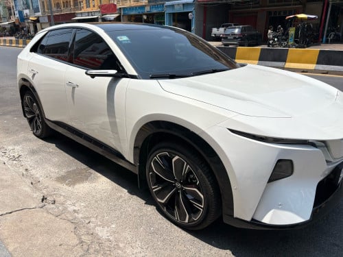 Mazda EZ-60 ថ្នាំ​ស៊ីន​មួយ​ជុំ​ មហាថ្មី​ ប្រេីបានតិចគីឡូ