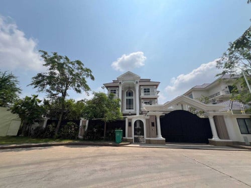 Queen Villa for Rent in Borey Penghuoth Boeung Snor