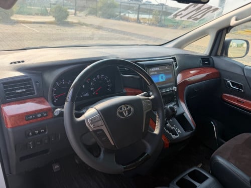 Toyota Alphard 2013 Auto3 កែឆ្វេងហ្សុីន( ក្រដាសពន្ធថ្មី )