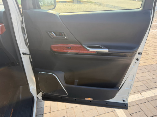 Toyota Alphard 2013 Auto3 កែឆ្វេងហ្សុីន( ក្រដាសពន្ធថ្មី )