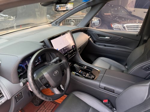 Toyota Alphard 2024 (8000km, Small seats)