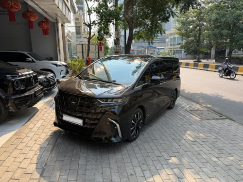 Toyota Alphard 2024 (8000km, Small seats)