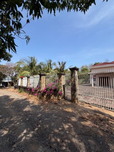 ផ្ទះវីឡាលំហែជាប់ជើងភ្នំផ្លូវមកទឹកឈូរ កំពត