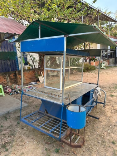 រទេះលក់ដូរតាមដងផ្លូវអាចលក់មី និងបបរក្នុងតម្លៃសមរម្យ។ ទំនិញមានស្រាប់ និងអាចប្រើប្រាស់បានភ្លាមៗ។