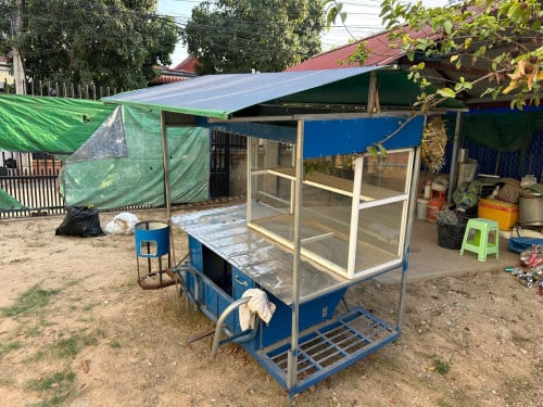 រទេះលក់ដូរតាមដងផ្លូវអាចលក់មី និងបបរក្នុងតម្លៃសមរម្យ។ ទំនិញមានស្រាប់ និងអាចប្រើប្រាស់បានភ្លាមៗ។