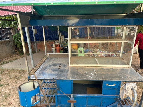 រទេះលក់ដូរតាមដងផ្លូវអាចលក់មី និងបបរក្នុងតម្លៃសមរម្យ។ ទំនិញមានស្រាប់ និងអាចប្រើប្រាស់បានភ្លាមៗ។