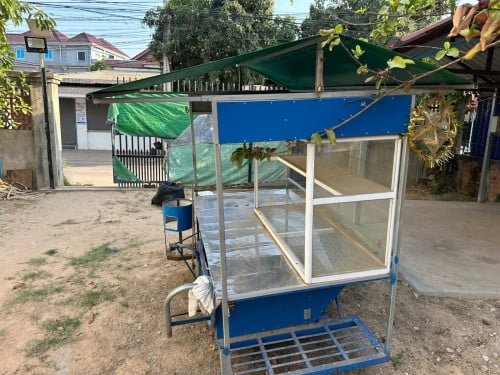 រទេះលក់ដូរតាមដងផ្លូវអាចលក់មី និងបបរក្នុងតម្លៃសមរម្យ។ ទំនិញមានស្រាប់ និងអាចប្រើប្រាស់បានភ្លាមៗ។