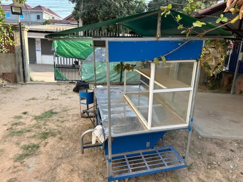 រទេះលក់ដូរតាមដងផ្លូវអាចលក់មី និងបបរក្នុងតម្លៃសមរម្យ។ ទំនិញមានស្រាប់ និងអាចប្រើប្រាស់បានភ្លាមៗ។