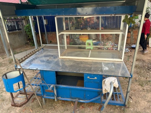 រទេះលក់ដូរតាមដងផ្លូវអាចលក់មី និងបបរក្នុងតម្លៃសមរម្យ។ ទំនិញមានស្រាប់ និងអាចប្រើប្រាស់បានភ្លាមៗ។