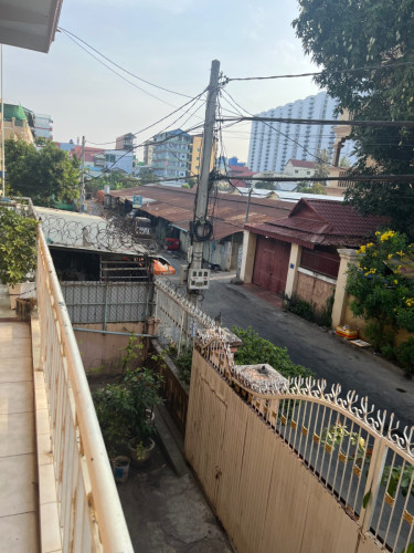 ផ្ទះវីឡាលក់បន្ទាន់ 5បន្ទប់គេង 3បន្ទប់ទឹក (តម្លៃចរចាបាន)