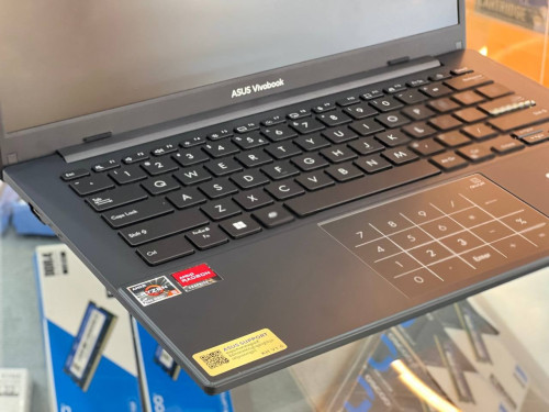ASUS Vivobook X1404VA