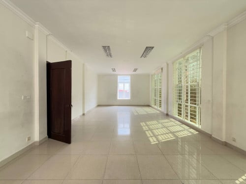 Building for Rent in Boeng Trabek – Ideal for School or Hospital