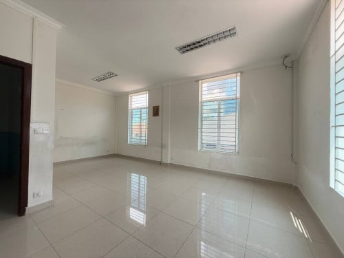 Building for Rent in Boeng Trabek – Ideal for School or Hospital