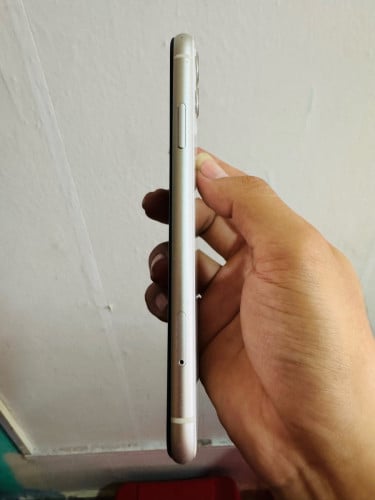 IPhone 11 64G Lla នៅស្អាតល្មមប្រេី