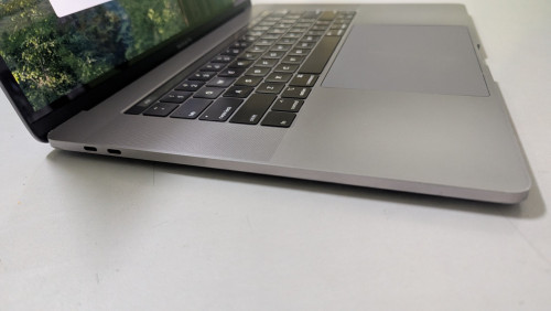 MacBook Pro 2019 15 inch Core i7 ម្ចាស់ផ្ទាល់