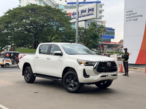 TOYOTA Hilux Revo V Edition 2026