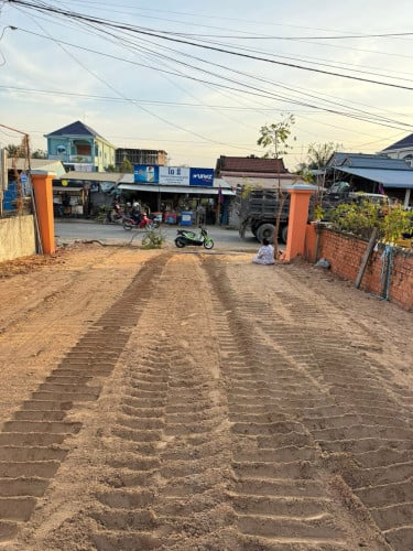 ដីជួល ទីតាំងល្អ ជិតផ្សារអង្គមេត្រី ប្រហែល 200ម៉ែត ទីតាំង ភូមិអង្គមេត្រី ឃុំរលាំងគ្រើល ខេត្តកំពង់ស្ពឺ