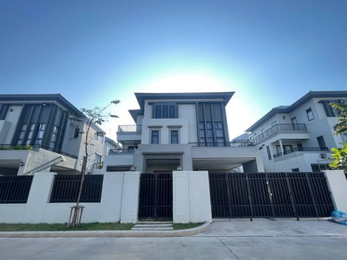 វីឡាឃ្វីន (Queen Villa )ក្នុងបុរី ជីបម៉ុង 598 ផ្លូវឯកឧត្តមជាសុផារ៉ា ត្រូវការលក់បន្ទាន់ខ្លាំង