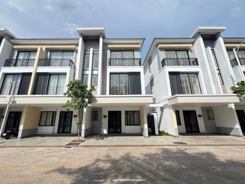 🏡 វីឡាកូនកាត់ LC2 ម៉ូដឺន  សល់ដីចំហៀងសម្រាប់លក់